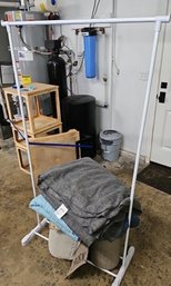 R0 Five Moving Blankets, Two Small Rolls Of Carpet, Clothes Hanger, And Three Anti-slip Matts