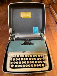 R5 Smith Corona  Galaxie Portable Vintage Typewriter
