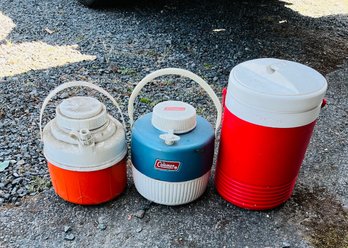 R0 Three Water Coolers Vintage Coleman, Igloo And Picnic Jug