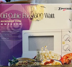 R0 Emerson 600W Microwave Oven