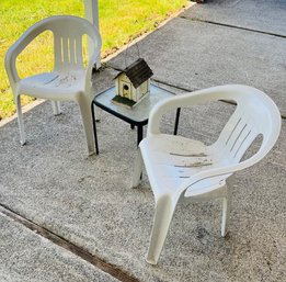 R00 Patio Furnture Two Chairs With Table And Birdhouse