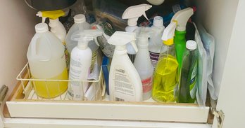 Rm2 Cleaning Supply Lot To Include Used Cleaners, Scrubbers, Rags, Tubs