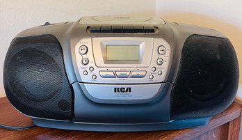 R10 Vintage RCA AM/FM CD Cassette Player Boombox