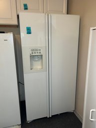 R00 GE White Side By Side Refrigerator And Freezer