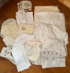 A4 Lot Of Various Kitchen And Dining Linens