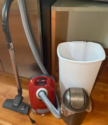 A4 Miele Compact C1 HomeCare PowerLine Vacuum With Retractable Cord, Worked At Time Of Lotting