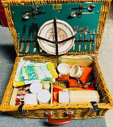 Rm7 Picnic Basket With Incomplete Set Inside