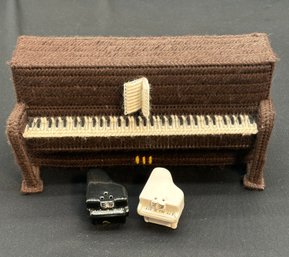 R5 Vintage 1980s Dueling Pianos Ceramic Salt And Pepper Shakers, And Knitted Piano Tissue Box Sleeve