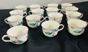 R5 15 Holly Flat Christmas Cups And Saucers By Villeroy And Boch