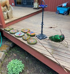 R00 Garden Lot To Include A Decorative Bird Feeder And A Decorative Large Hummingbird With A Stake, And Decora