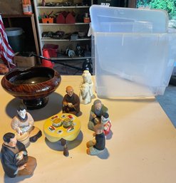 Rm00 Figurines Depicting A Dinner Scene, Bowl, Plastic Box, And Other Figurine