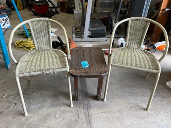 R0 Two Outdoor Chairs And Small Side Table