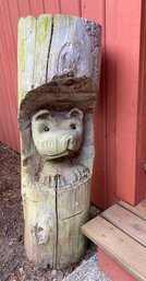 R00 Wooden Sculpture Of Bear In A Log