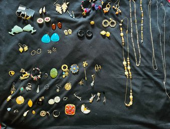 RM3 Lot Of Costume Jewelry Necklaces, Earings, Pendants