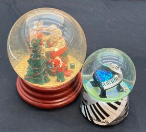 R5 Vintage Unidentified Large Santa Playing Piano And Violinist Christmas Themed Music Snow Globe And Life In