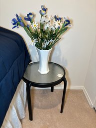 R5 Small Glass Side Table To Include Vase With Faux Flowers