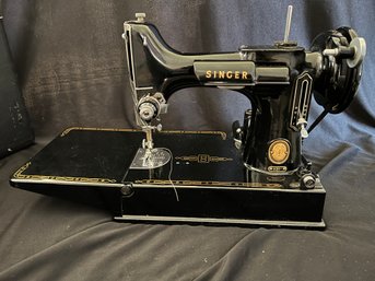 R8 Vintage Portable  Singer Electric Sewing Machine With Travel Box And Accessories