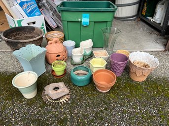 R0 Flower Pots Of Various Materials And Sizes