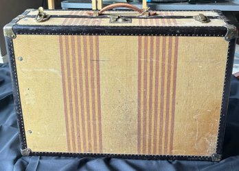 R7 Large Vintage Oshkosh The Chief Tweed Suitcase Original Hardware Classic USA