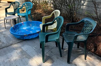 R00 Set Of Outside Plastic Chairs And A Small Table And A Kids Pool From Splash Time