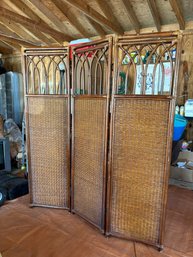R0 Two Vintage Style Room Dividers And One Floor Lamp, Lamp Not Tested At Time Of Lotting