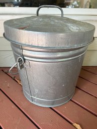 R00 Metal Trash Bin With Bird Seeds, Red Scooper