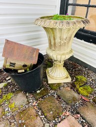 R00 Large Planter Pots And Birdhouse