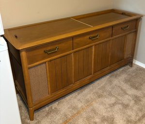 R7 Vintage Mid Century Magnavox Stereophonic High Fidelity Stereo Console Cabinet, Located Down Stairs