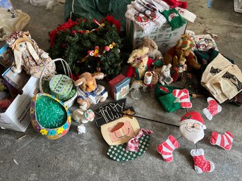 R0 Large Holiday Lot With Garland, Towels, Bears, Rabbits, Easter Eggs And Storage Bag