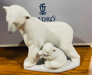 Llardro Arctic Family Figurine In Open Box 3/3