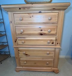 R9 Broyhill Fontana Chest Of Drawers