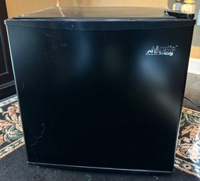 R11 Arctic King Mini Fridge, Turned On At Time Of Lotting