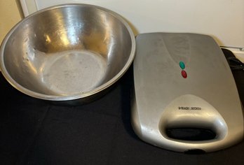 R2 Black And Decker Waffle Maker And Two Large Mixing Bowls