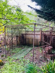 R00 Metal Gazebo Frame Garden Yard Art