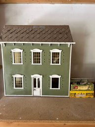R0 Homemade Unfinished Green Dollhouse With Boxes Of Small Decor