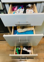 R5 Three Drawers To Include Kitchen Utensils ,kitchen Towels, And Small Snack Plates