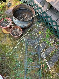 R00 Miscellaneous Trellis And Various Pots/planters, Some With Plants Or Soil