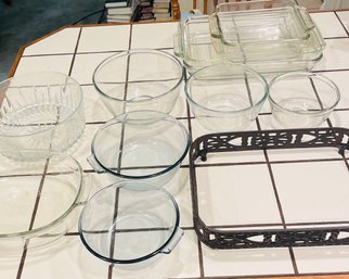 R2 Collection Of Glassware To Include Pyrex Bakeware, Bowls, A Serving Bowl And A Casserole Dish Holder