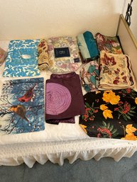 R6 A Lot Of Various Linen, Towels, Pillow Cases, Two Queen Size Blankets, Curtains, Mats
