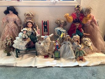 R1 Lot Of Collectible Dolls And Figurines