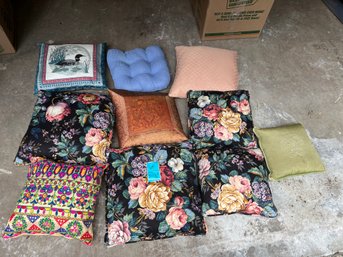 R0 Collection Of Throw Pillows. Largest Flowered Is 18in X 18in
