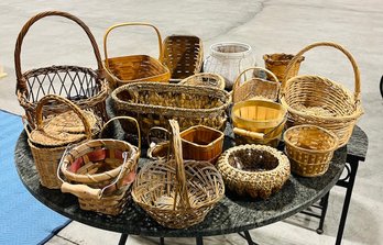Lot Of Wicker Baskets Assorted Sizes!
