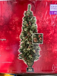 R0 6.5 Foot Paces Hill Potted Pre-lit Artificial Tree