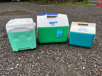 R0 Three Igloo Coolers In Different Sizes