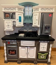 R3 Step 2 Play Kitchen And Accessories