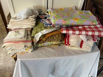 R0 A Lot Of Various Linens, Table Cloths, Mats, Towels, And More