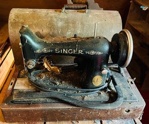 R10 Vintage Singer Sewing Machine With Cover