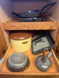 RM2 Kitchen Lot To Include Pots And Pans And Strainer/vegetable Steamer