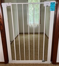 R8 Safety 1st Door Gate, With Extender Pieces In Box And Lace Curtain