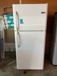 R00 Frigidaire Top Freezer Refrigerator 68.75 I X 30in X 32in